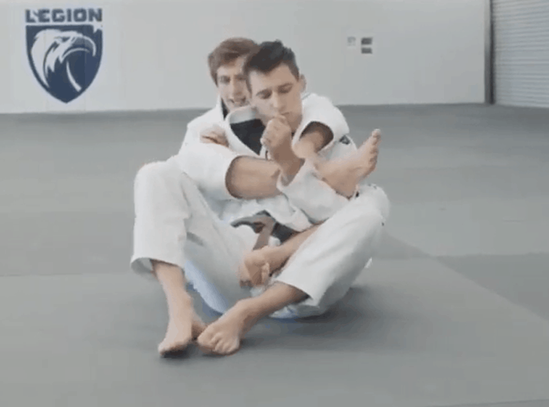 grab-your-right-leg-with-your-left-arm-to-secure-your-oppenent's-left-arm