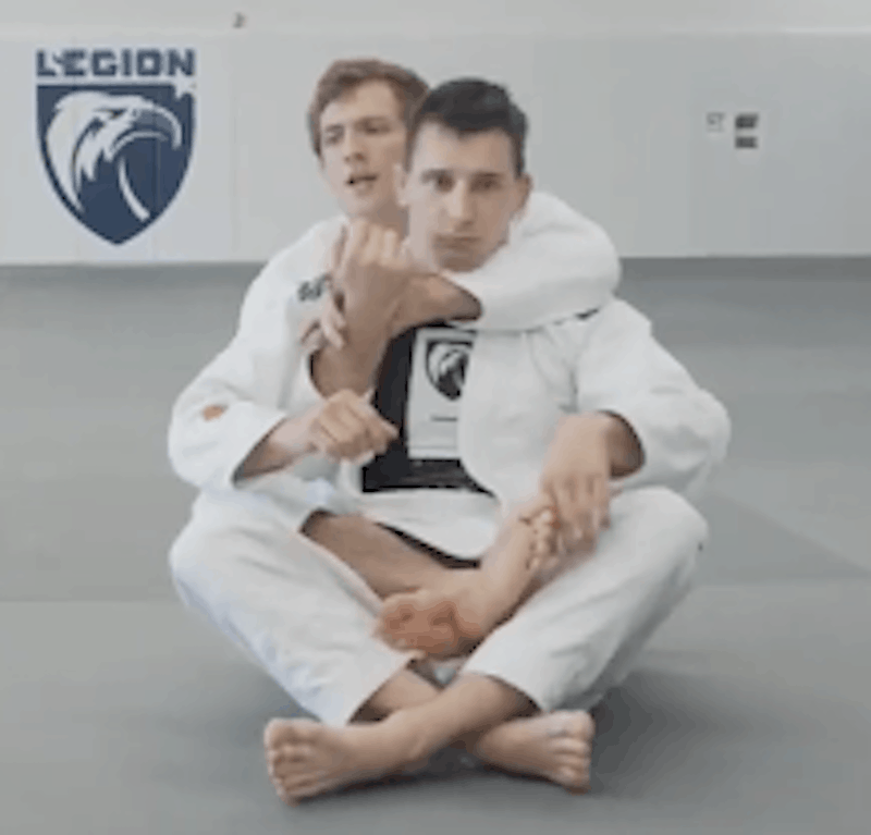 control-with-a-strong-seatbelt-before-attacking-the-armbar-from-the-back