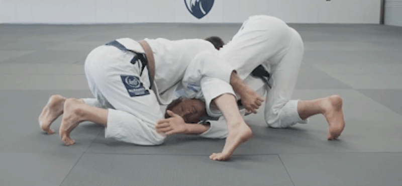 place-your-right-hand-at-the-knee-to-stop-your-opponent-from-following-you-and-readjusting-the-darce-choke