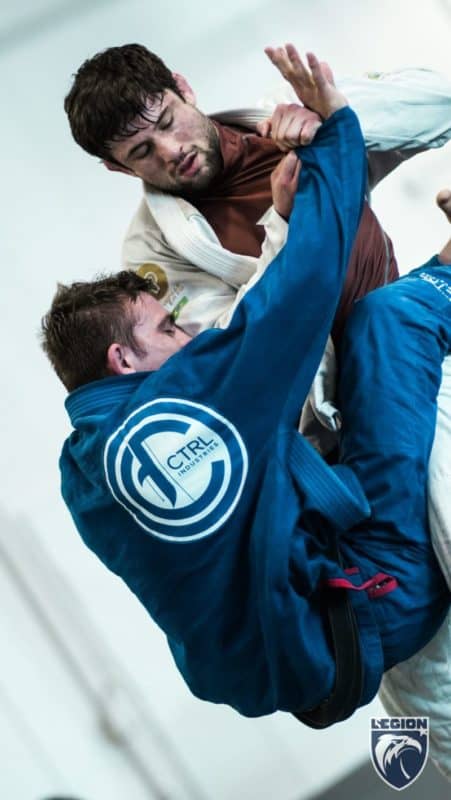 andris-uses-body-type-and-technique-to-keep-closed-guard