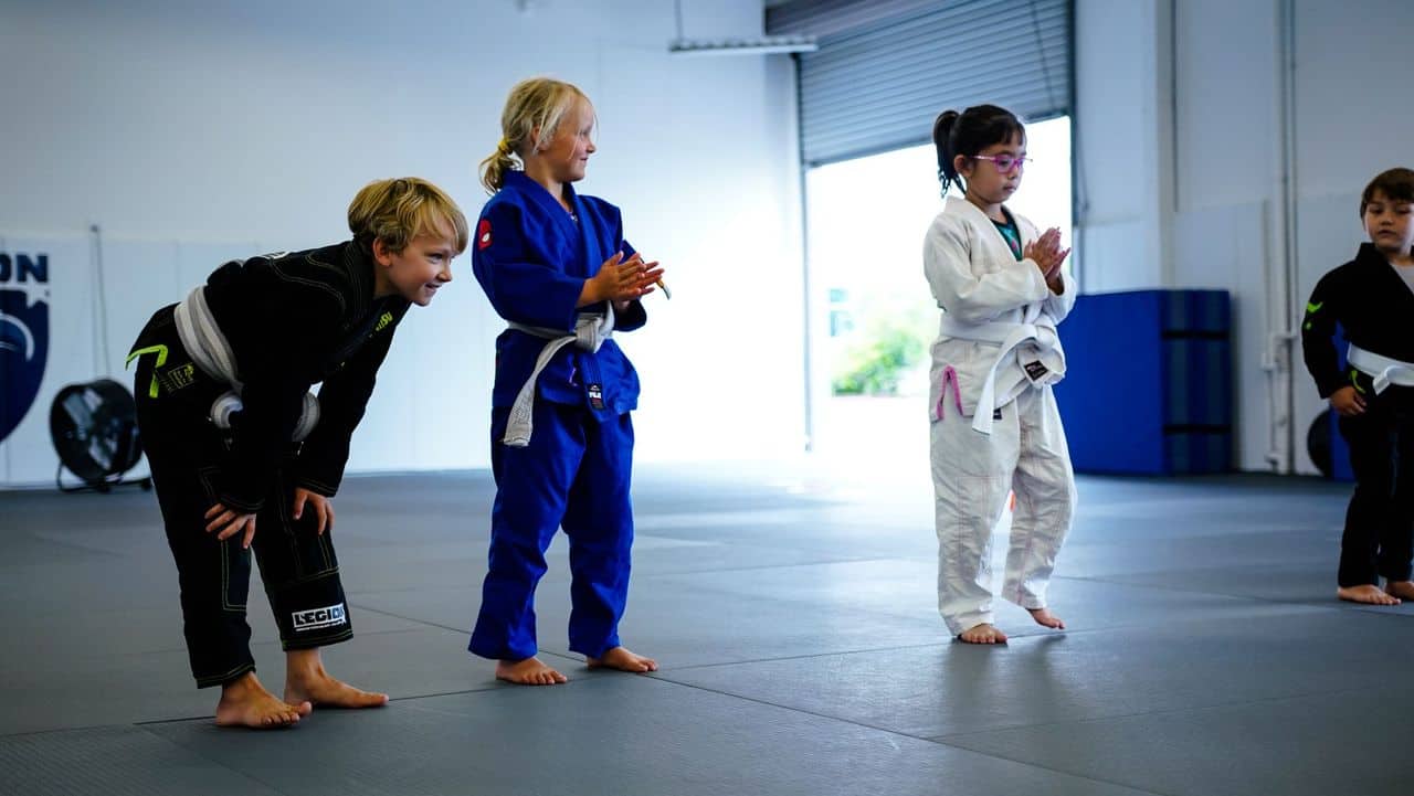kids-clapping-during-kids-jiu-jitsu-class